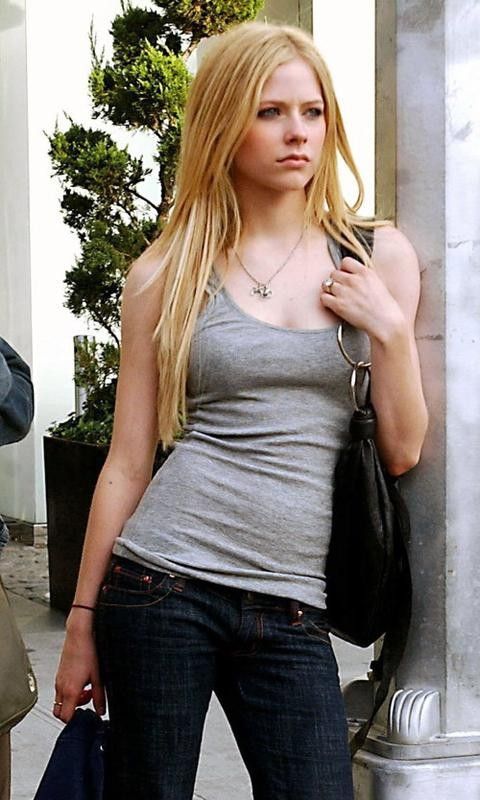 Avril lavigne boob size