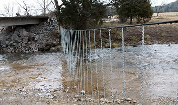 Z reccomend Fence swinging water gap design