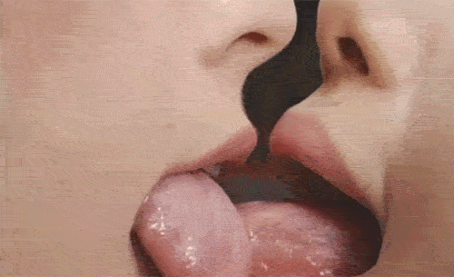 Lesl lesian spit kissing