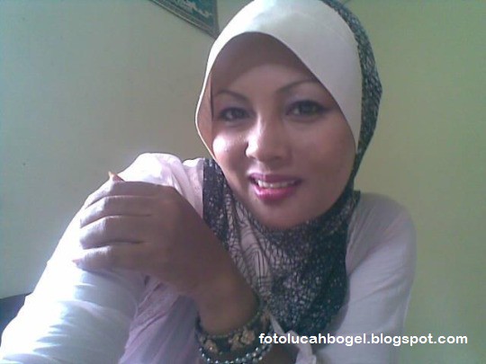 Makcik hijab tetek besar burit melancap